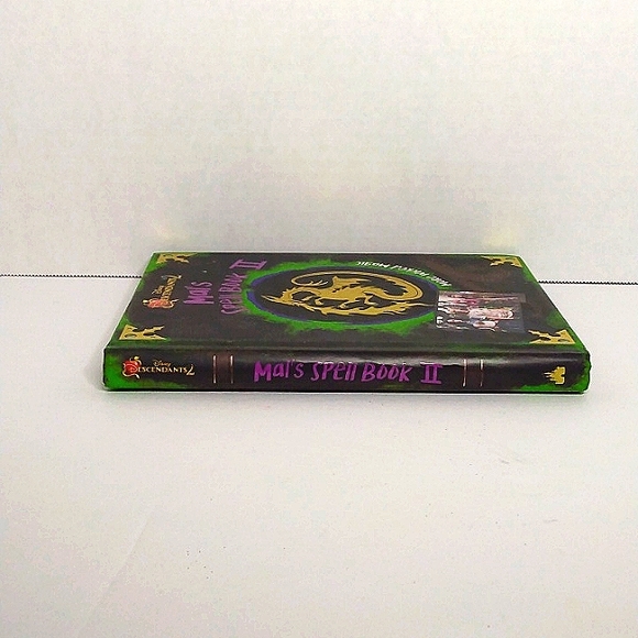 Descendants 2 mal spell book - Picture 3 of 6